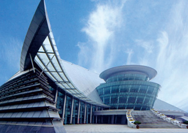 Exemple de projet mettant en vedette les panneaux composites en aluminium de Zhejiang Geely Decorating Materials dans la construction de bâtiments commerciaux