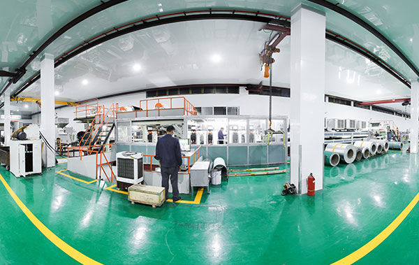 Zone de production de Zhejiang Geely Decorating Materials, mettant en avant la fabrication avancée de panneaux composites en aluminium